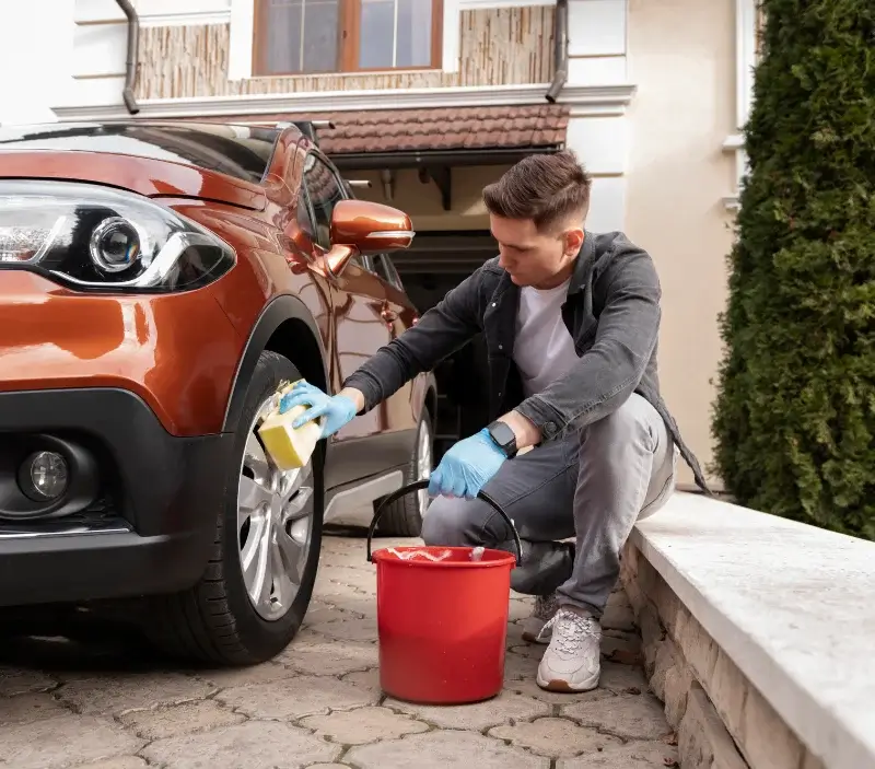 Lavage auto à domicile Montjustin : professionnel intervenant sur un véhicule